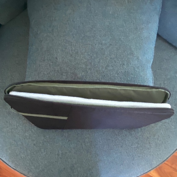 New Case Logic Padded Black Case for iPad, Tablet or Laptop , Zippered 11” x 16” - Picture 7 of 8